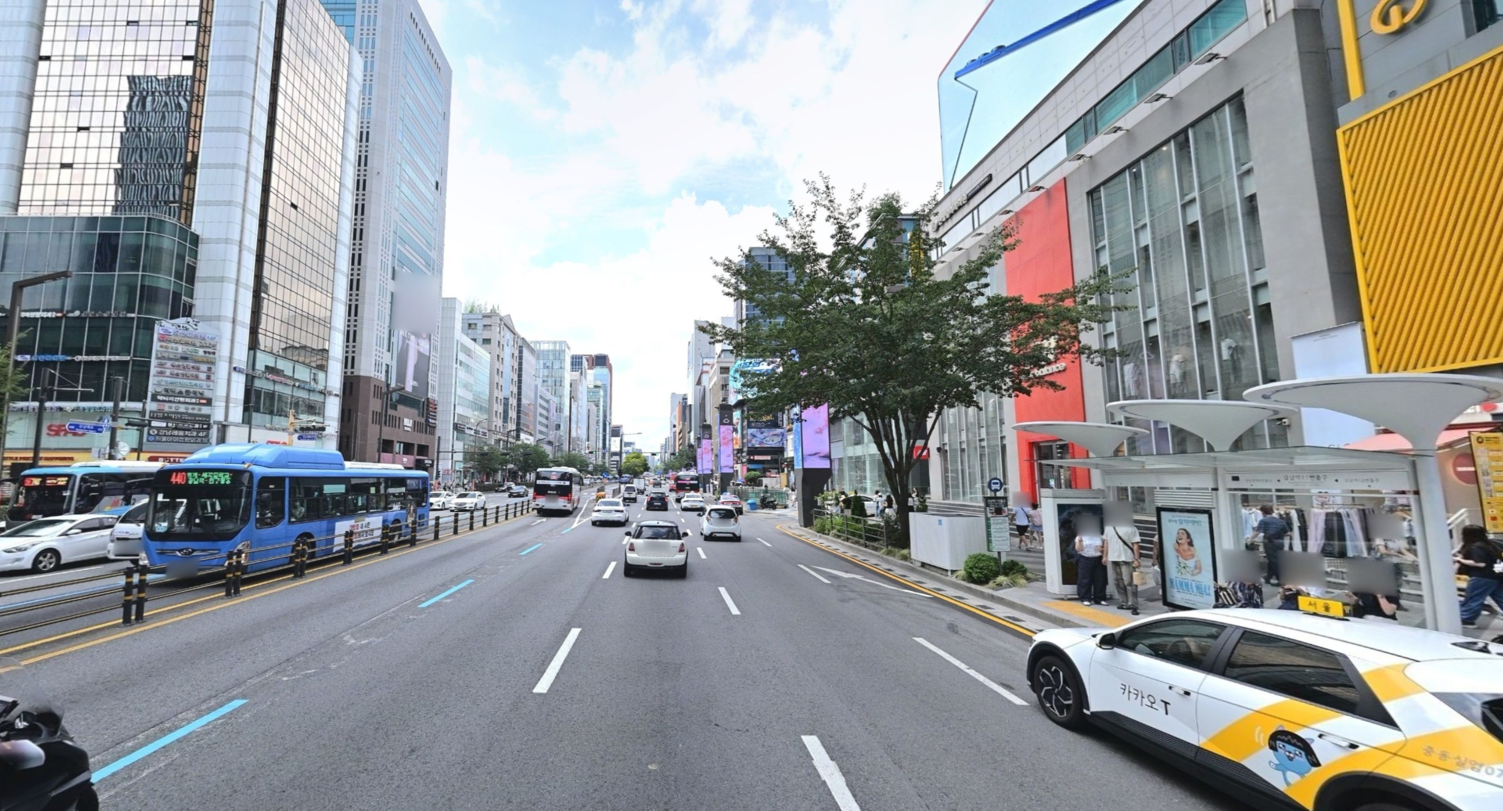 เดินตรงไปเตรียมเลี้ยวขวาที่ซอยแรก
(ข้างอาคารที่มีป้าย New Balance สีแดง)