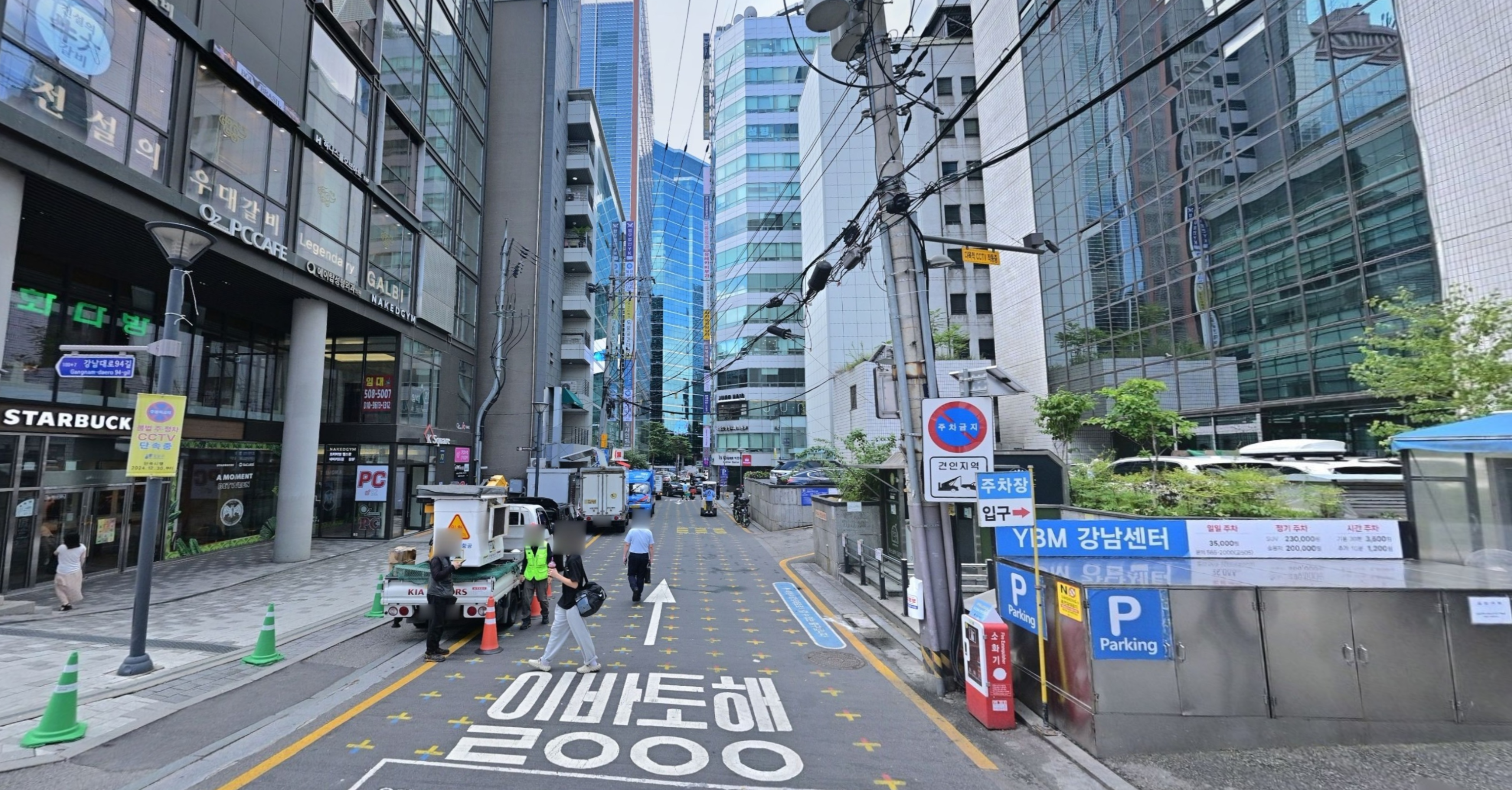 เดินตรงไปตรวจสอบที่จอดรถ Glass Tower ทางขวา