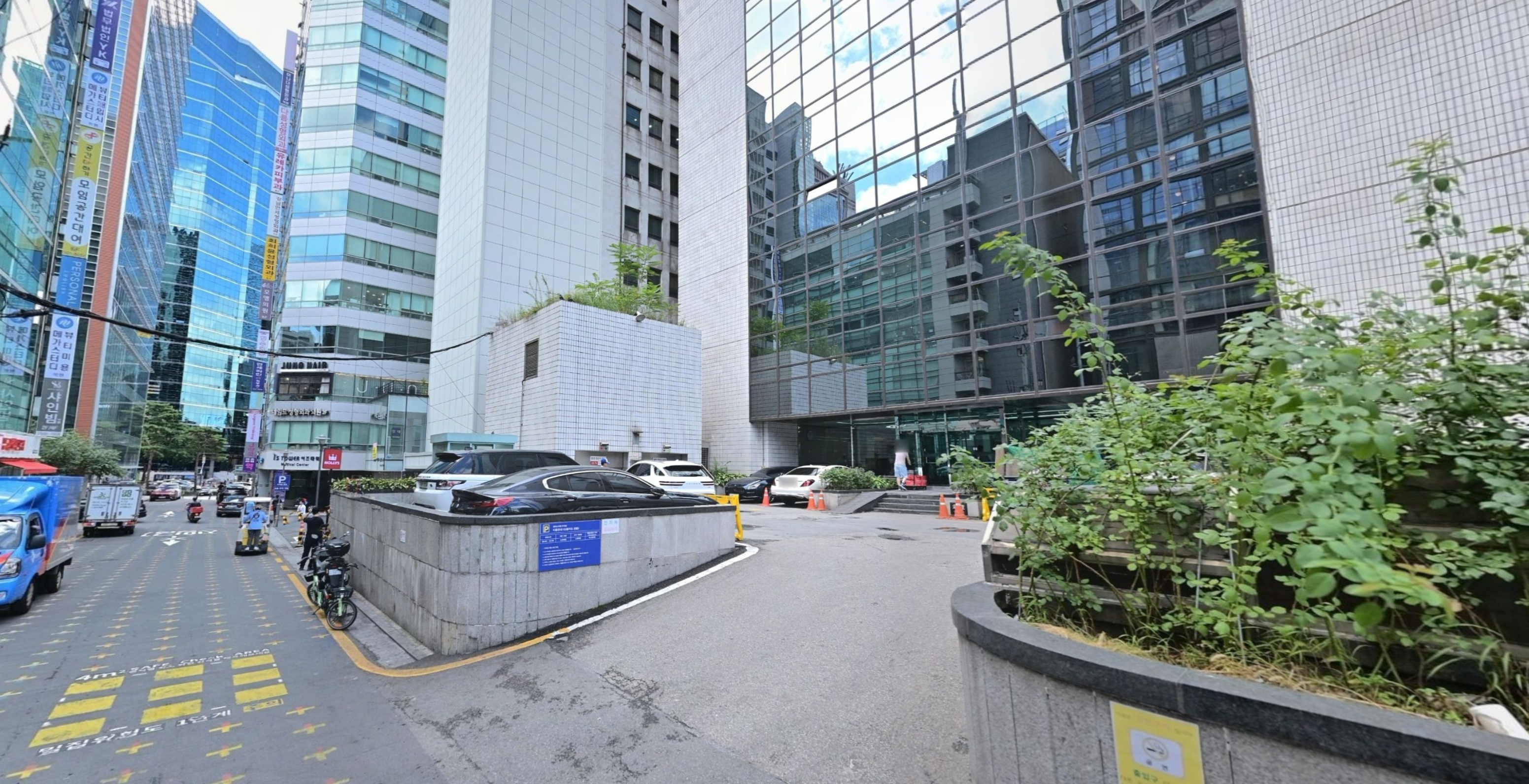 ทางเข้าที่จอดรถ (ทางขึ้นเนิน)