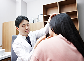 スケッチ美容外科 安心システム 手術前の専門医診察 - 手術前の状態を総合的に診断し、最良の結果を計画