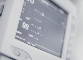 スケッチ美容外科 安心システム リアルタイムモニタリング - 患者検知システムにより、手術・回復中の患者のバイタルサインをリアルタイムで観察